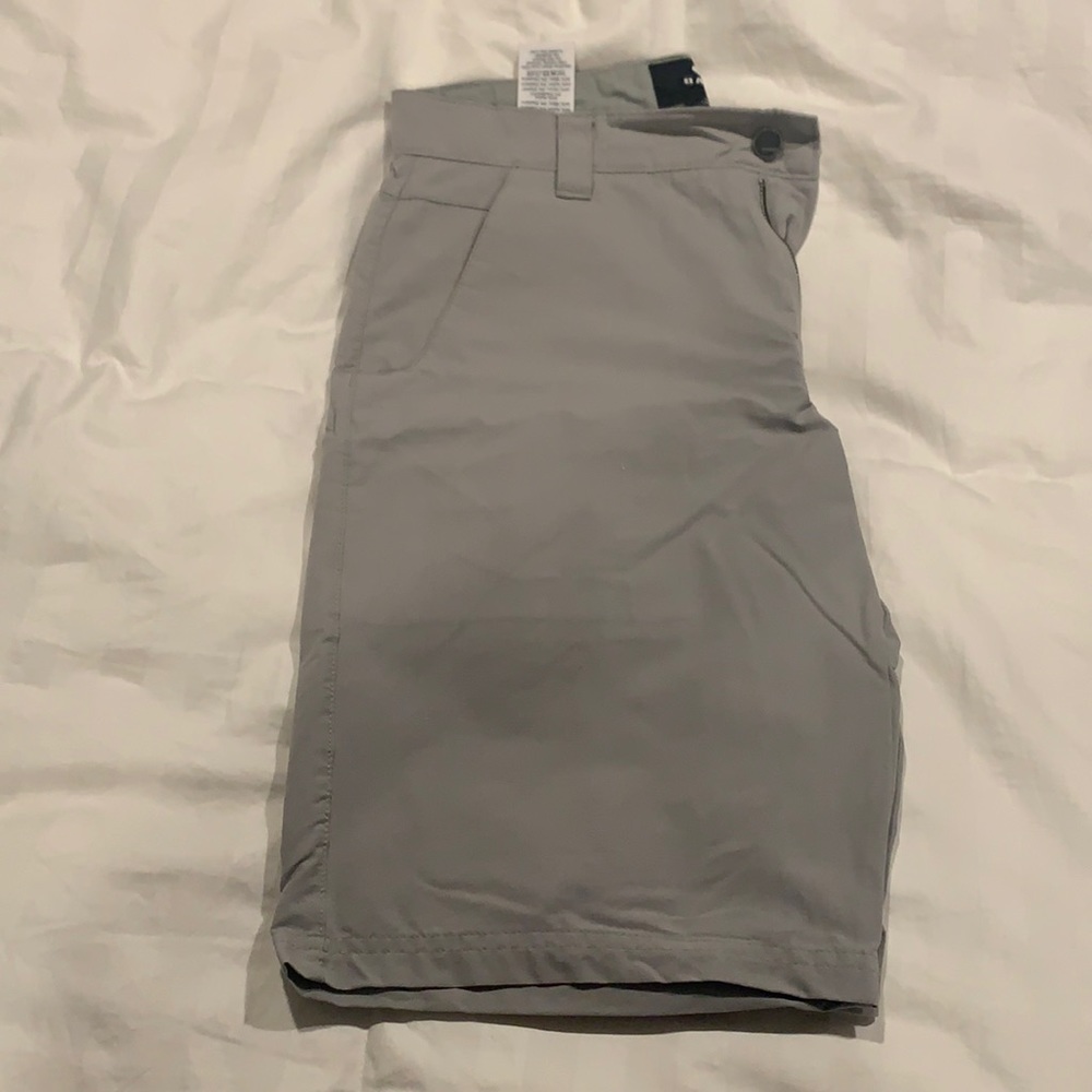 Men’s gray Oakley Golf Shorts